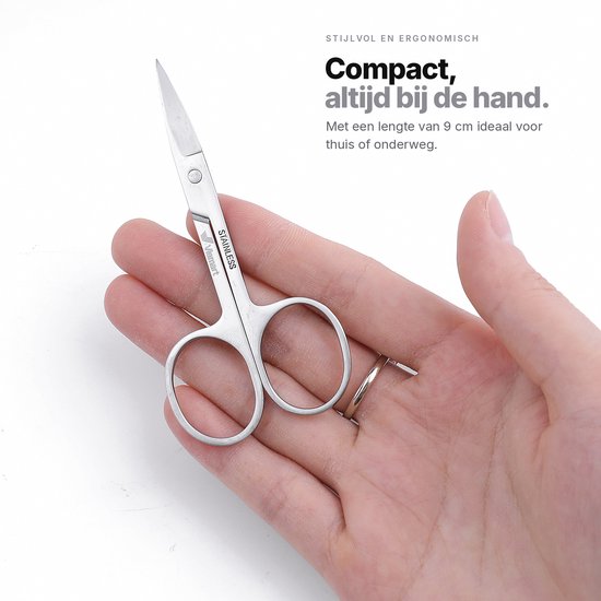Roestvrijstalen precisieschaar van 9 cm ligt in een handpalm. Tekst: 'Compact, altijd bij de hand.'
