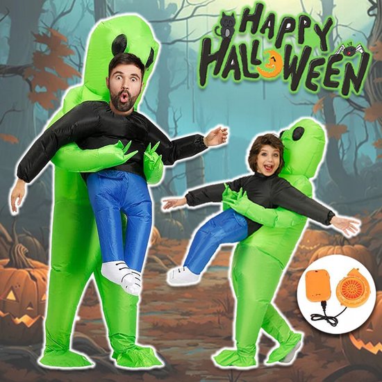 Kinderen in groene opblaasbare alien-kostuums voor Halloween, met ventilator en accupack.