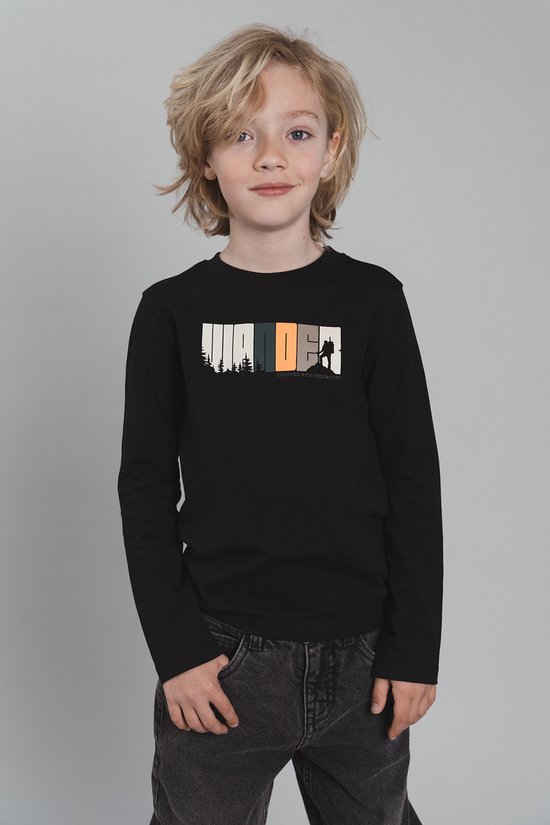 Close-up van een jongen in een zwarte longsleeve met 'WANDER' opdruk, bos- en bergsilhouet en 'DISCOVER WITH TYGO&VITO'.