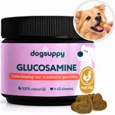 Zwarte pot met roze etiket, DogSuppy Glucosamine, 100% natuurlijk, ± 60 kip smakende chewies. Hond eet een 'chewie'.