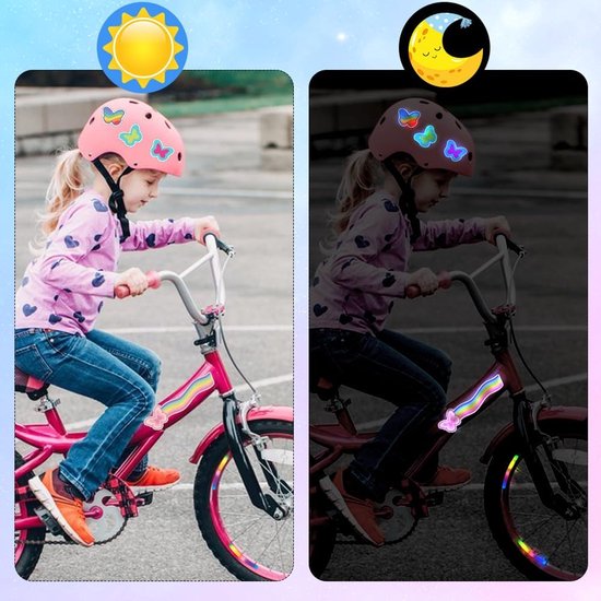 Meisje met fietshelm en roze fiets, overdag en 's nachts met reflecterende stickers.