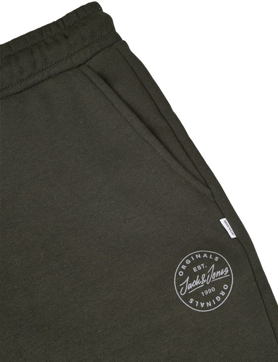 Olijfgroene joggingbroek met steekzak, klein Jack & Jones label en rond Originals Jack & Jones 1990 logo.