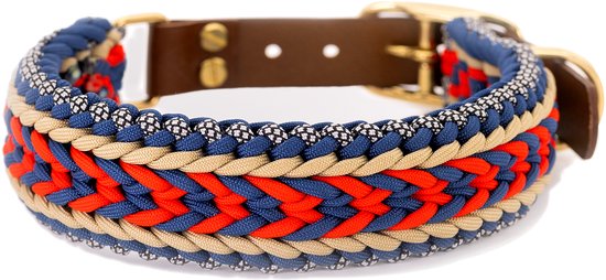 Gevlochten halsband met blauwe, rode en beige patronen en bruin leren band.