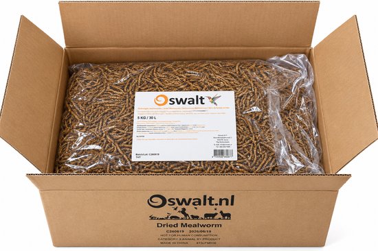 Kartonnen doos gevuld met een grote zak van 5 kg gedroogde Oswalt meelwormen voor dieren.