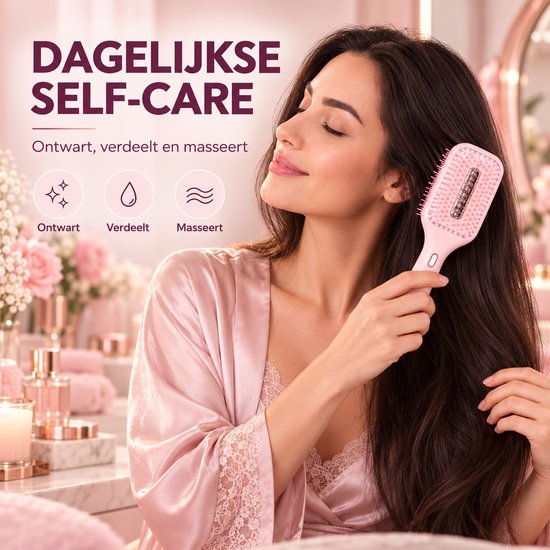 Vrouw ontwart en masseert haar haar met een roze elektrische borstel.