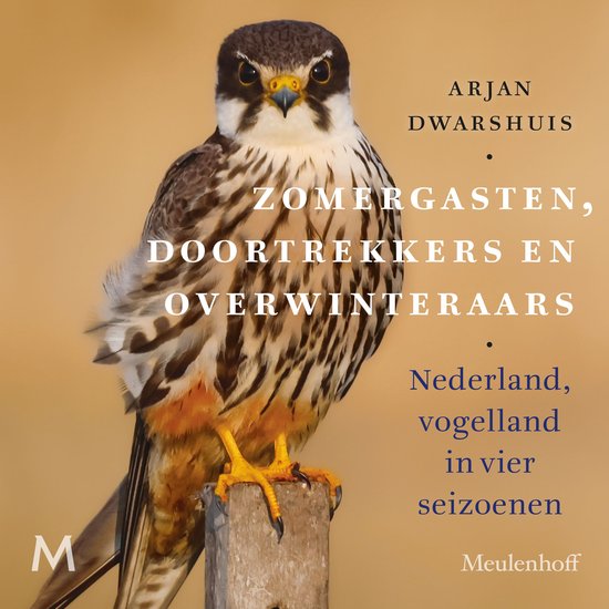 Boekomslag met een roodpootvalk op een paal en de titel 'Zomergasten, doortrekkers en overwinteraars' van Arjan Dwarshuis.