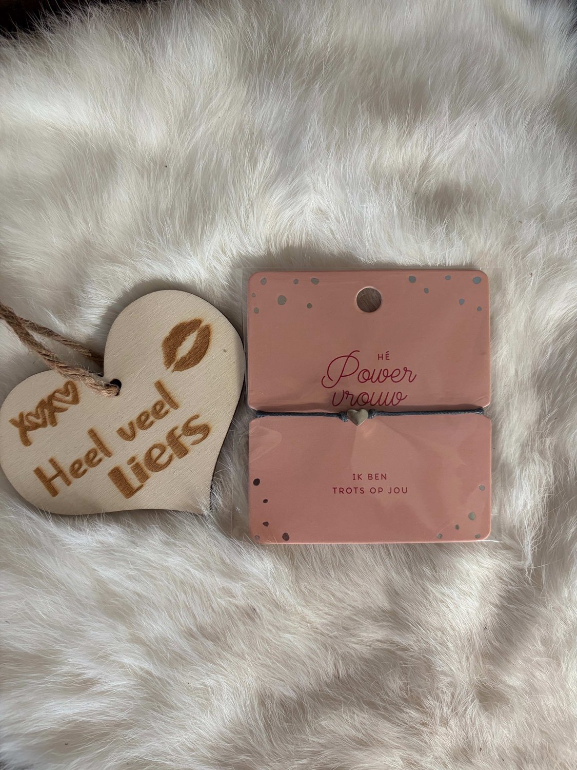 Creaties van hier – Hart Armband - Zilver – 8x9 – verstelbaar - Powervrouw - met houten hartje