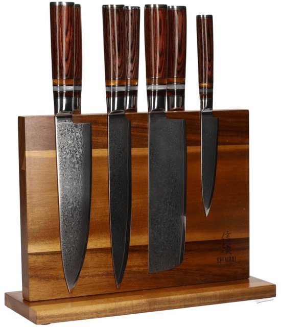 Zes Shinrai kokseditie messen in een houten magnetische messenhouder. Elk mes heeft een damascus patroon en een bruin gestreept handvat.
