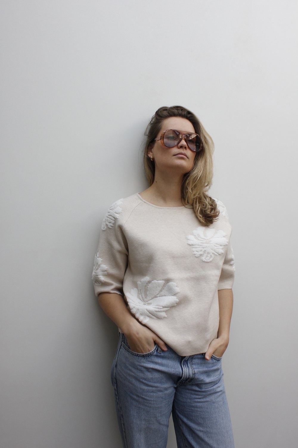 MOOI! Company - Top Noor: een sprekende basic. Want dit is er eentje met een print! Kleur Sand. Maat M