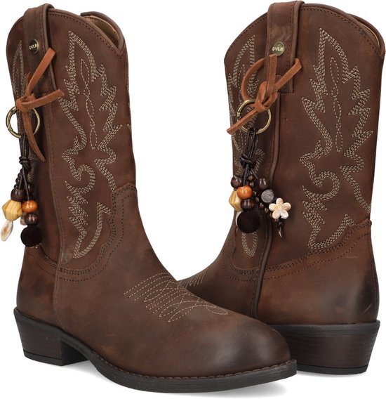 Paar bruine westernlaarzen met beige stiksels, houten kralen, bloemvormige bedel en DVLB-merklogo.