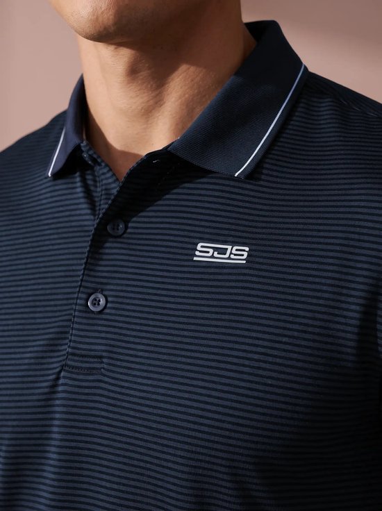 Donkerblauw poloshirt met fijne strepen, witte accenten op de kraag en een wit SJS-logo op de borst.