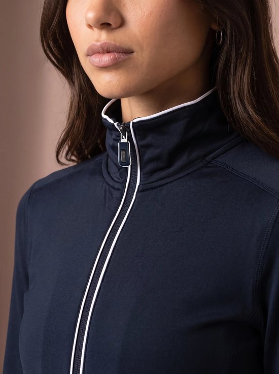 Close-up van de kraag en ritssluiting van een donkerblauw sportjack met witte accenten.