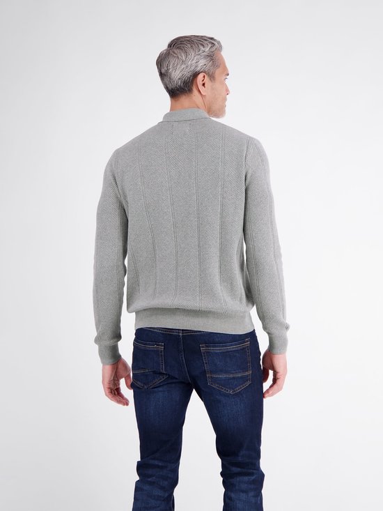 Grijze Lerros polo met lange mouwen en verticale strepen, gedragen door een model op de rug gezien met donkere jeans.