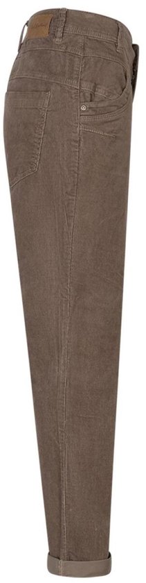 Zijaanzicht van een bruine Red Button corduroy broek met omgeslagen broekspijpen en achterzakken.