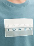 Close-up van witte rechthoekige print met stippenpatroon en tekst Jack & Jones op blauw t-shirt.