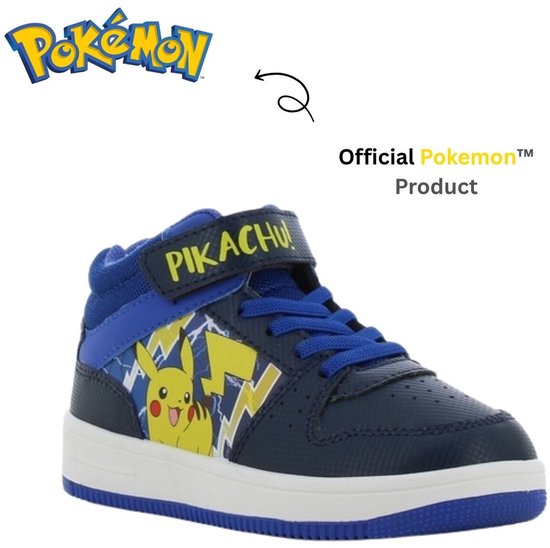 Donkerblauwe Pokémon-sneaker voor kinderen met Pikachu-print, veters en een klittenbandsluiting met 'PIKACHU!'-tekst.