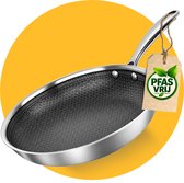 Roestvrijstalen koekenpan met zwarte honingraatstructuur en een 'PFAS VRIJ' label aan het handvat.