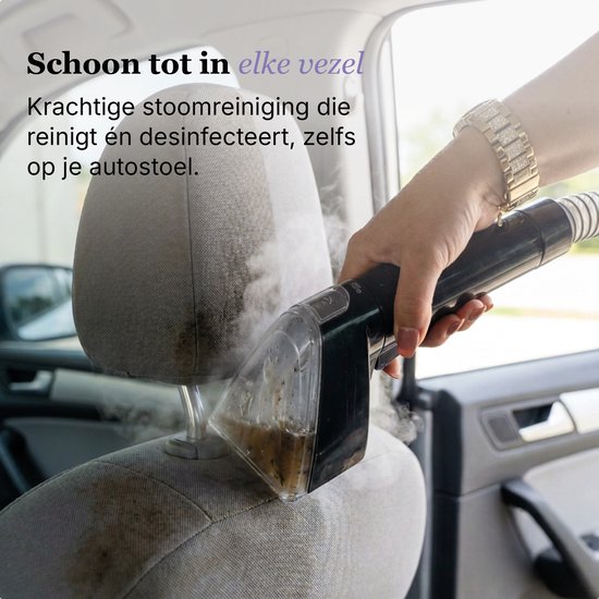Hand met gouden armband gebruikt een stoomreiniger op een stoffen autostoel, deels zichtbaar in een auto. Tekst: Schoon tot in elke vezel.