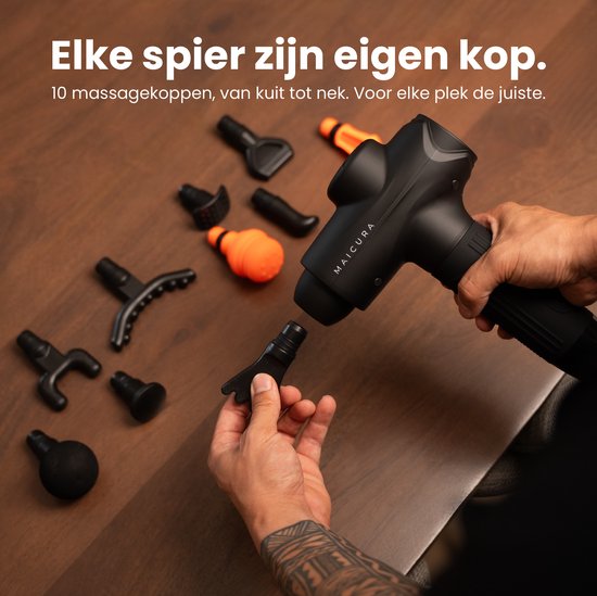 Een hand wisselt een opzetstuk op een zwarte massagegun met 10 opzetstukken.