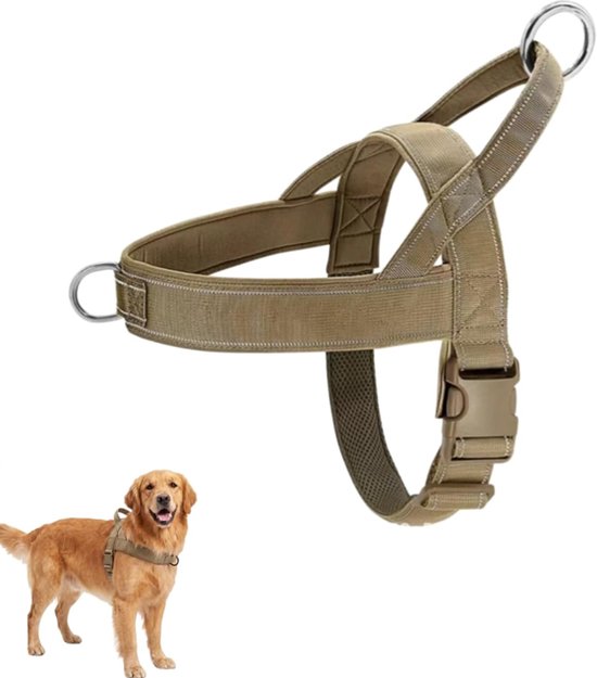 Bruin tactisch hondentuig met metalen ringen en gespsluiting, gedragen door een Golden Retriever.