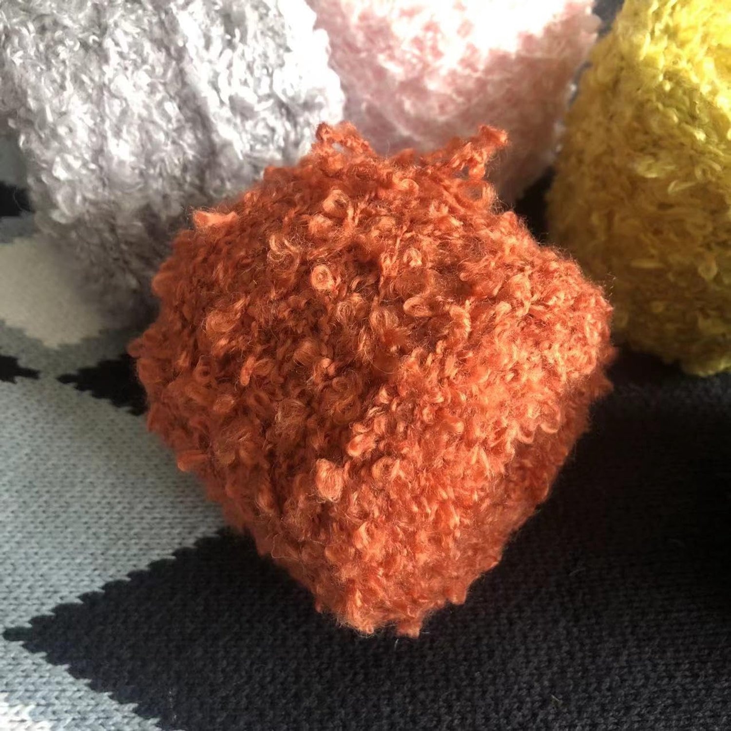 2 rollen (100 g totaal) bouclé garen pluizige lus garen voor doe-het-zelf handgebreide gehaakte sjaals poppen truien en ambachtelijke handgemaakte ambachtelijke stukken, oranje