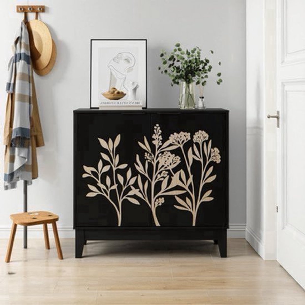 Opbergkast – Vintage Sideboard – Dressoir – Kast – Vitrinekast – Zwart – 80 cm Breed – Handgesneden Bloemmotief – Verstelbare Planken – Vrijstaand – Duurzaam Materiaal