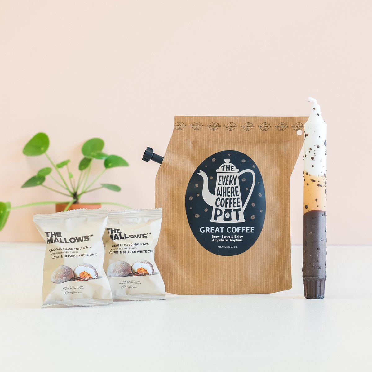 Cadeau Collega - Relatiegeschenk Koffie - Brievenbus Cadeau Koffieliefhebber - Nieuwe Baan Cadeau - Welkom Nieuwe Collega - Coffeebrewer & Confetti Kaars - Kantoor Cadeau Bedankt