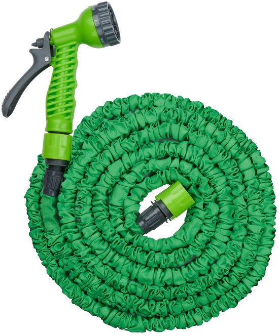 Groene, flexibele tuinslang opgerold met groene sproeikop en zwarte connector.