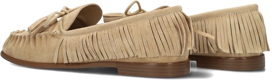 Beige suède loafers met franjes aan de zijkanten en achterkant. De instappers hebben een gevlochten voorpand met strikdetail met kwastjes.