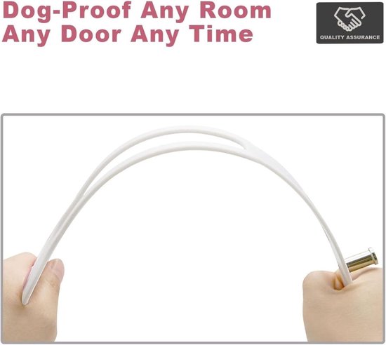 Een hand die de flexibiliteit van een witte deurhouder demonstreert met tekst 'Dog-Proof Any Room Any Door Any Time'.