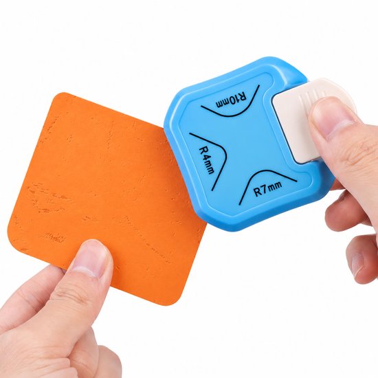 Blauwe hoekknipper met 3 maten (4 mm, 7 mm, 10 mm) en een oranje vierkant papiertje dat wordt vastgehouden.