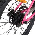 Roze fietsframe met zwart aandrijfwiel, ketting en schijfremmen.