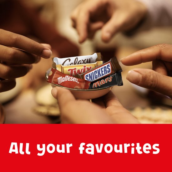 Handen die een kom met Celebrations-chocolade vasthouden. Tekst: 'All your favourites'.