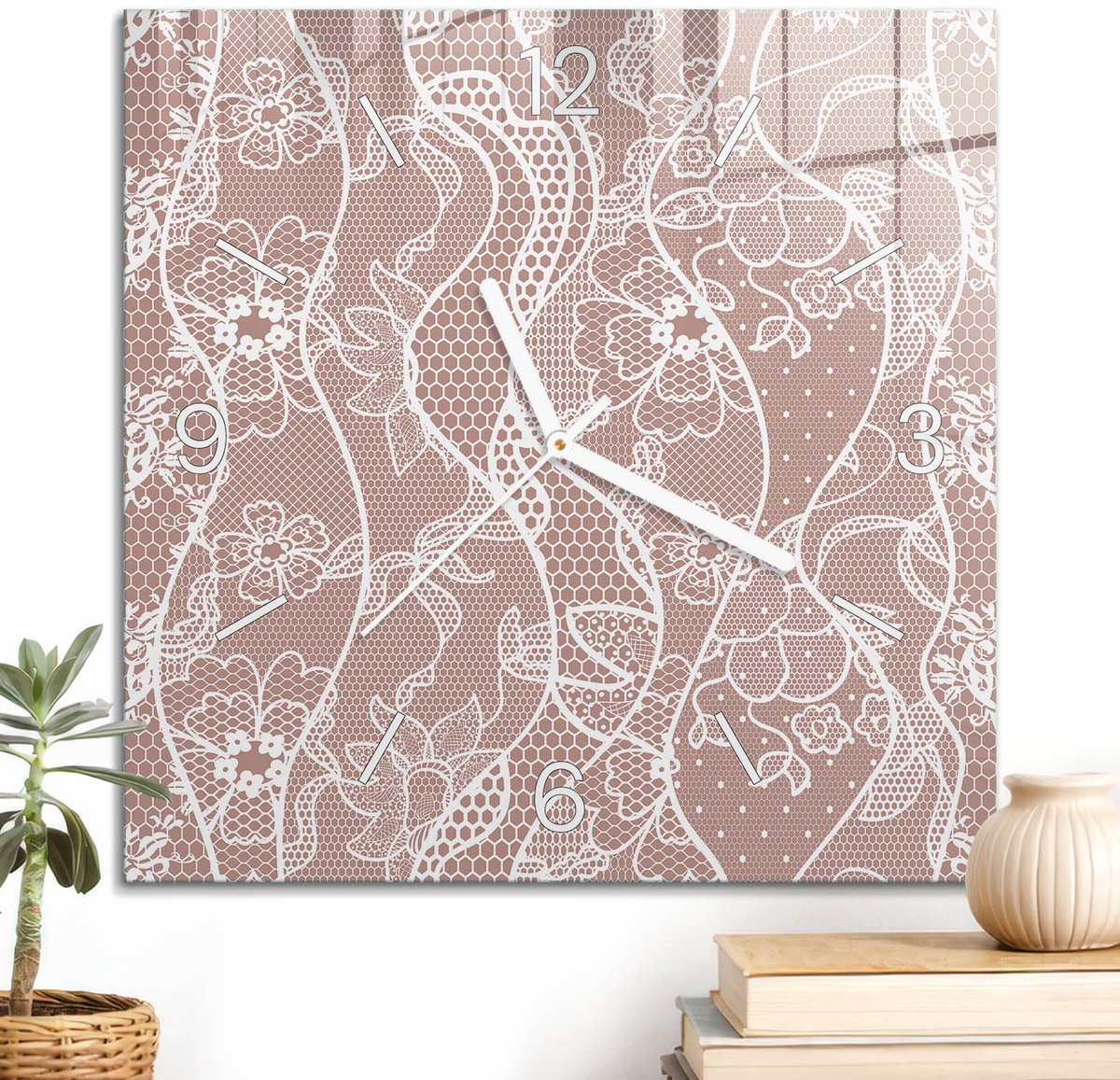 ArtPrintCave Beige Glazen Klok - 30x30 cm - Wandklok Vierkant - Kantpatroon Unieke Klok - Kunst Stille Wandklok - Witte Klokwijzers