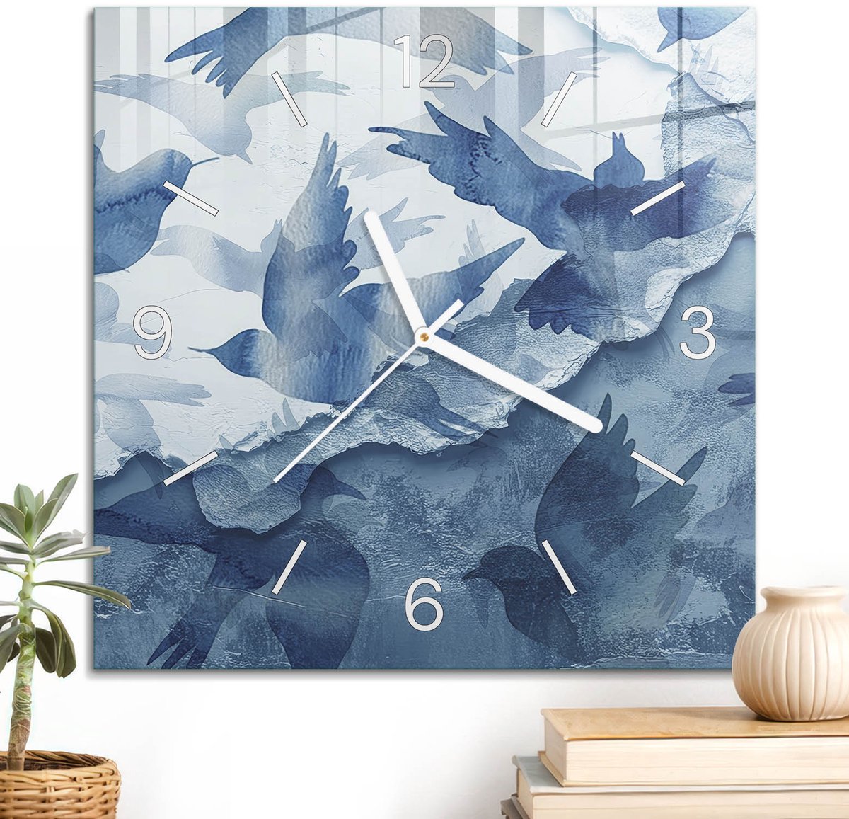 ArtPrintCave Blauw Glazen Klok - 30x30 cm - Wandklok Vierkant - Vogeldans Unieke Klok - Abstractie Stille Wandklok - Witte Klokwijzers