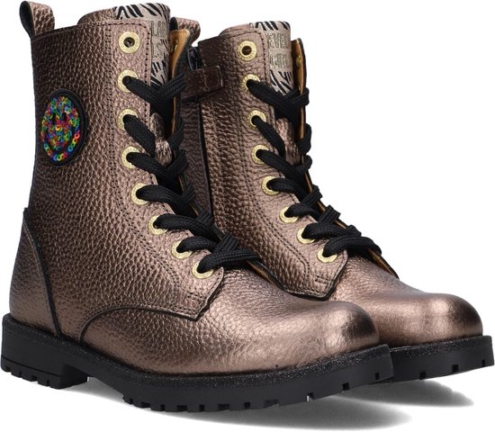 Koperkleurige leren bikerboots met zwarte veters en een ronde, multicolor pailletten applicatie op de zijkant.