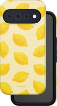 Geel hoesje met citroenprint dat over een zwarte telefoon is geplaatst.