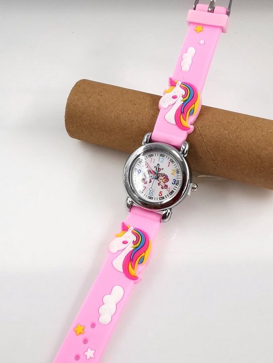 Roze kinderhorloge met eenhoornmotief, kleurrijke manen en witte wolkjes op de siliconen band.