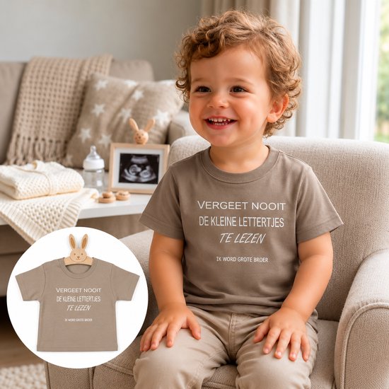 Zandkleurig T-shirt met witte tekst 'Vergeet nooit de kleine lettertjes te lezen' en 'Ik word grote broer'.