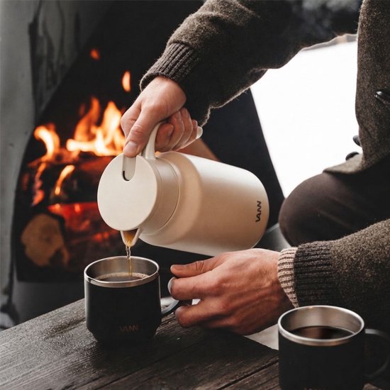 VANN® 3-wandige RVS Thermoskan 1.5L – Isoleerkan – Schenkkan met Drukknop – Voor Koffie, Thee, IJswater & Meer – VANN® Family Jug – Dark Forest Green — cadeau in Koken & Dineren - foto 8