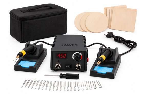 Jawes houtbranderset met centrale eenheid, twee houders met pennen, accessoires en houten blokjes in een zwarte tas.