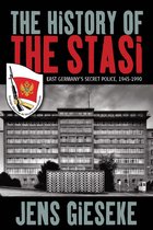 Boekomslag: The History of the Stasi door Jens Gieseke, met een grijze betonnen gevel onder een bewolkte hemel.