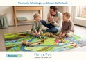 Vader en twee zoontjes lachen terwijl ze met houten dieren op een speelkleed met wegen en boerderij spelen.
