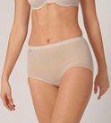 Beige Sloggi Basic+ Maxi slip met kanten rand, gedragen door model.