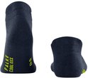 Donkerblauwe sneakersokken met gele 'FALKE COOL KICK' opdruk op de wreef.