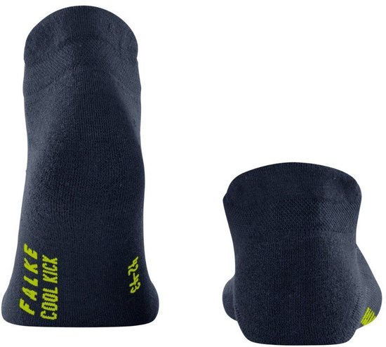 Donkerblauwe sneakersokken met gele 'FALKE COOL KICK' opdruk op de wreef.