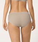 Beige midi-slip op een model, gezien van achteren, met zachte naden.