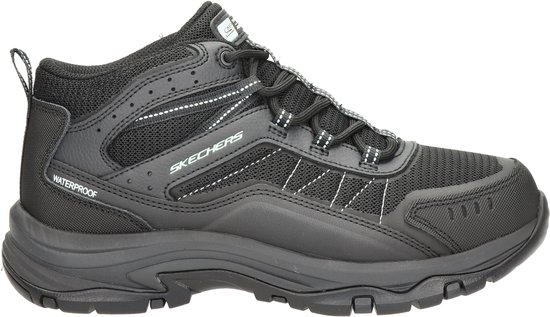 Zwarte Skechers wandelschoen met veters, witte accenten en "WATERPROOF" tekst.