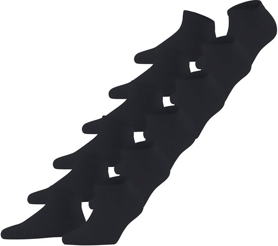 Zes donkerblauwe Falke sneakersokken gestapeld, toon de bovenkant en zijkant.