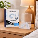 MasonPro knarsbitje in geopende doorzichtige opbergdoos, naast de verpakking. Wit met blauwe details.
